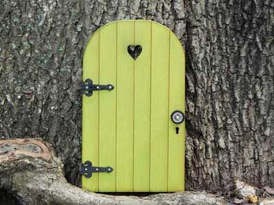 Diy Fairy Door, Fairy Doors On Trees, Fairy Garden Doors, Gnome Door, Fairy Furniture, Fairy Tree, Backyard Entertaining, Elf House, Diy Fairy