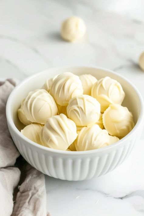 White Chocolate Photography, Truffle Design, White Foods, Truffle Recipe Easy, White Chocolate Desserts, Melted White Chocolate, Food Deserts, Dessert Truffles, Caramel Truffle