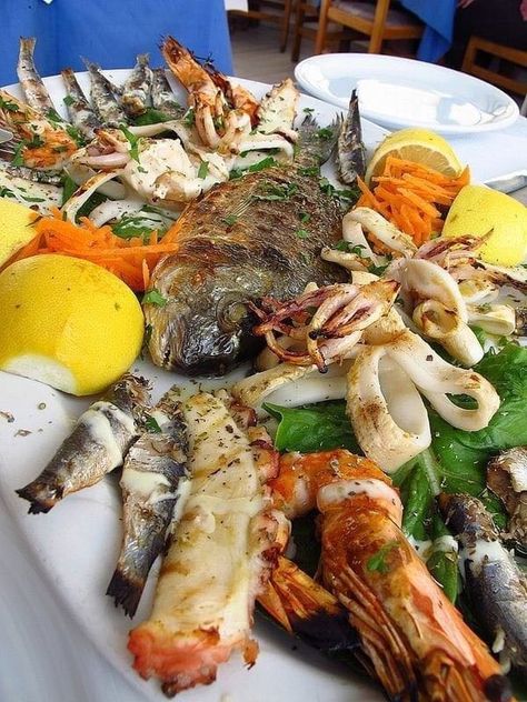 Greek Seafood, Greece Food, Stew Chicken Recipe, Seafood Platter, Shellfish Recipes, Fish Plate, Mediterranean Cuisine, Seafood Dinner, Healthy Eating Tips