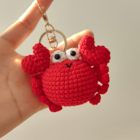 Crochet Crab Plush Keychain Pattern Crochet Ideas For Men, Cute Crochet Keychains, Crochet Scissors, Amigurumi Crab, Crab Crochet, Crab Plush, Crochet Crab, Small Crochet Gifts, Crochet Pour Halloween