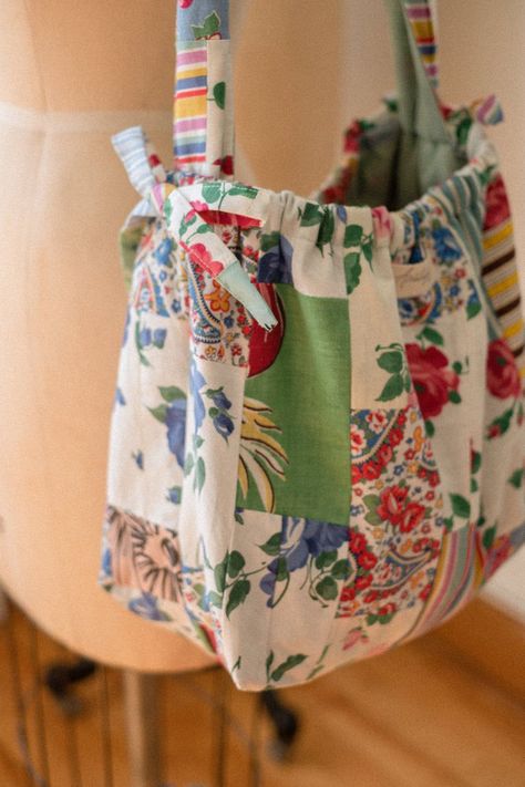 Patchwork cotton tote bag features a fresh floral print in a rainbow of colors. Perfect for carrying your essentials on a sunny Patchwork Bags Diy, Quilt Tote Bag, Patchwork Tote Bags, Fabric Shopping, Tote Bags Sewing, Quilted Tote Bags, Fabric Tote Bags, Sewing Purses, Couture Handbags