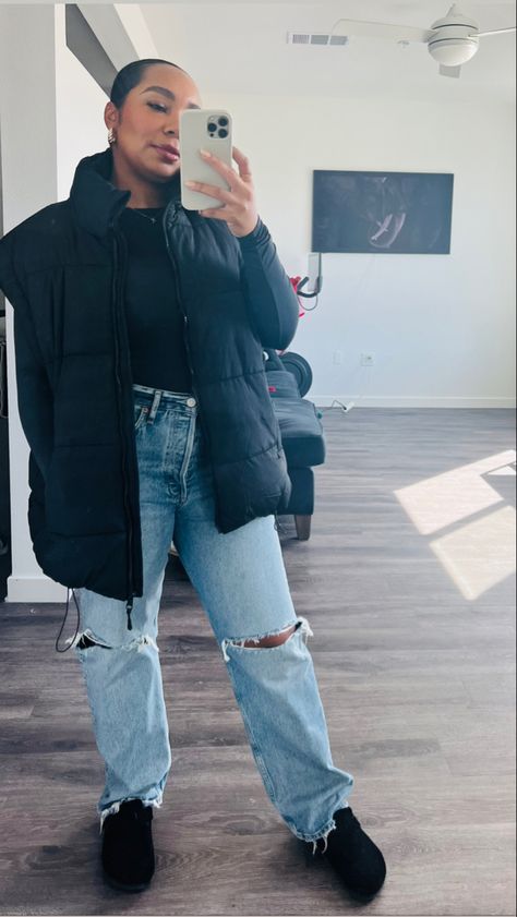 Black Clogs Outfit Winter, Black Clogs Outfit Fall, Birkenstock Outfit Black Women, Clogs Outfit Black Women, Birkenstock Clogs Outfit Black Women, Oversized Puffer Jacket Outfit, Black Birkenstock Clogs Outfit, Black Birkenstock Outfit, Black Birkenstock Clogs