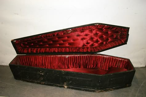 Coffin Bed, Red Goth, Vampire Goth, Arte Inspo, Gothic Decor, Buffy The Vampire, Vampire Slayer, Red Satin, Homestuck