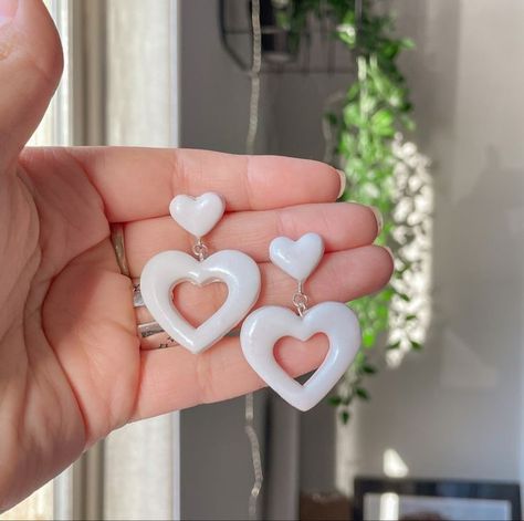 White Heart Earrings, Clay Earrings Heart, White Translucent Polymer Clay Earrings, Polymer Clay Heart Earrings, Cute Handmade Earrings, Diy Earrings Clay, Diy Heart Earrings, Aesthetic Clay Earrings, Clay Earrings Aesthetic