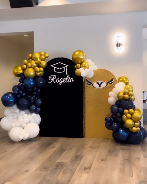 Congrats to all the grads this year, it was an honor to serve you all. Keep making the world proud! ✨ This set up features: - Custom backdrop ＮＯＷ ＢＯＯＫＩＮＧ！ ꜱᴛᴀᴛᴇᴍᴇɴᴛ ᴘᴀʀᴛʏ ᴅᴇᴄᴏʀ 🎈 𝗟𝗶𝗻𝗸 𝗶𝗻 𝗼𝘂𝗿 𝗱𝗲𝘀𝗰𝗿𝗶𝗽𝘁𝗶𝗼𝗻 𝗯𝗼𝘅. _________________________ #graduation #collegebound #gradparty #graduate #eventpixie #partydecor #partyideas #birthday #balloongarland #luxuryballoons #events #eventinspo #partyinspiration #celebration #corporateevents #balloonwork #eventdesign @cityofyucaipa @yucaipa_bulletin @y... Graduation Wall Decorations, Graduation Dinner Party, Graduation Dinner, Disney Olaf, Graduation Balloons, Now Booking, Wedding Stage Decorations, Balloon Backdrop, Balloon Flowers