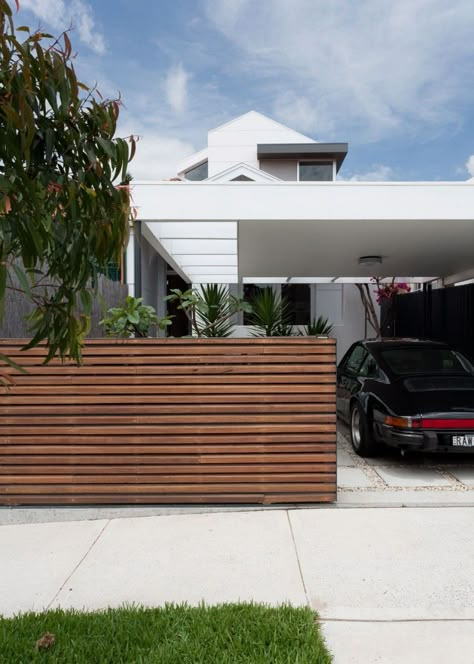 Contemporary house with modern wood fence Modern Wood Fence, Mid Century Landscaping, Hydrangea Petiolaris, Wood Fence Design, Modern Courtyard, Modern Fence Design, Privacy Fence Designs, Front Yard Fence, Modern Landscape Design