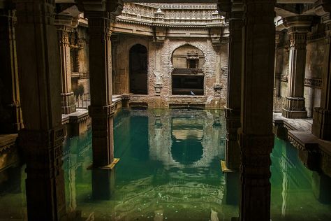 Pubs In London, Piscina Interior, Indoor Swimming Pool, Slytherin Aesthetic, Indoor Swimming, Old Building, Pretty Places, Abandoned Places, Marrakech