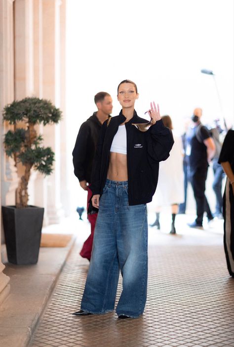 Minimalist Aesthetic Outfit, Balenciaga Fashion Show, Outfits Con Jeans, Balenciaga Fashion, Bella Hadid Outfits, Bella Hadid Style, Versace Fashion, Hadid Style, Model Inspo