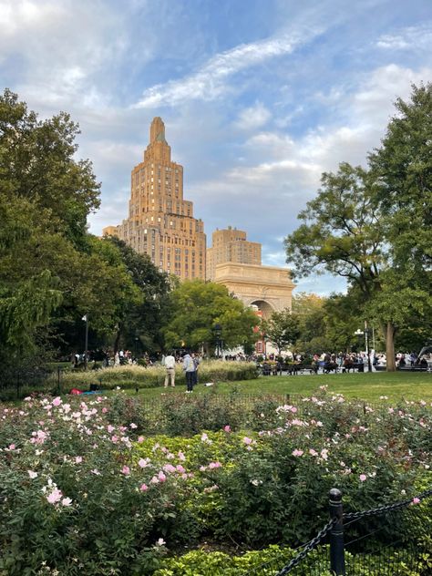 Nyc Soft Aesthetic, New York In Summer Aesthetic, Central Park Summer Aesthetic, Spring In New York Aesthetic, New York Spring Break, Spring In Nyc Aesthetic, City Spring Aesthetic, Nyc Park Aesthetic, Spring In The City Aesthetic