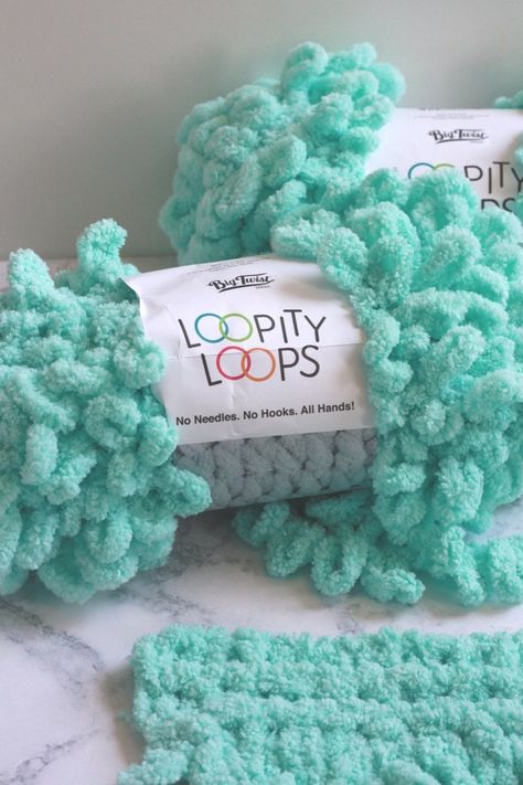 Finger Looping, Loop Blanket, How To Finger Knit, Finger Knitting Blankets, Arm Crocheting, Loopy Yarn, Finger Knitting Projects, Yarn Animals, Finger Knit