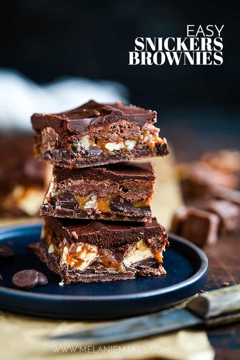 These thick and chewy Easy Snickers Brownies are absolutely out of this world and take just minutes to prepare thanks to a shortcut ingredient! #snickers #brownies #chocolate #caramel #easyrecipe #desserts #dessertrecipes Snickers Brownies, Snicker Brownies, Milkshake Recipe Chocolate, Easy Dessert Bars, Recipes Brownies, Brownies Chocolate, Dessert Bar Recipe, Homemade Brownies, Sweet Recipes Desserts