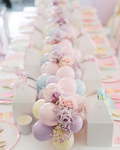 Daisy Party Theme, Candy Station Ideas, Balloon Table Runner, Butterfly Party Theme, Centerpieces Balloons, Fun Event Ideas, Pink Bat Mitzvah, Birthday Setup, Christmas Decor Party