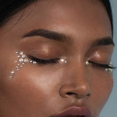 Gem Tears Makeup, Pearl Makeup Looks Euphoria, Face Gem Makeup Looks, Euphoria Gem Makeup, Rhinestone Tears Makeup, Make Up With Gems Rhinestones Eye Makeup, Eye Gems Makeup Rhinestones, Gems Makeup Rhinestones, Gems Eye Makeup