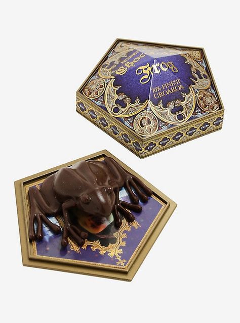 Harry Potter Chocolate Frog Prop Replica, Anything Off The Trolley Dears, Chocolate Frogs Harry Potter, Famous Witches, Harry Potter Chocolate, Harry Potter Props, Harry Potter Monopoly, Frog Toy, Cumpleaños Harry Potter, Batman Dark Knight