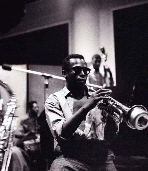 Miles at a Columbia recording session -- probably "Milestones" (1955-56) … Photo Management, Clifford Brown, William Claxton, Jazz Photography, A Love Supreme, Art Blakey, Live Jazz, Jazz Artists, Cool Jazz