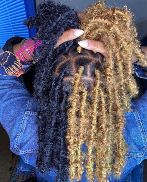 @str8gl0ry Butterfly Locs Half And Half Color, Invisible Locs With Color In The Back, Fox Locs With Color, Half And Half Butterfly Locs, Short Soft Locs With Color, Butterfly Locks With Color, Black Butterfly Locs, Butterfly Locs With Color, Black Hair With Blonde Highlights