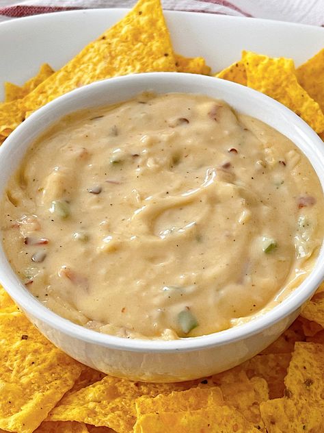 Indulge in the irresistible flavors of Chipotle's famous Queso Blanco with this easy and delicious copycat recipe! This creamy, cheesy dip is made with a blend of white American cheese, Monterey Jack cheese, diced tomatoes, green chilies, and a medley of aromatic spices. It's the perfect appetizer for any gathering or a tasty topping for your favorite Mexican dishes. Chipotle Cheese Dip, Queso Blanco Recipe, Chipotle Queso, White American Cheese, Chipotle Cheese, Chipotle Copycat Recipes, Copycat Chipotle, Dr Food, Cheesy Dip