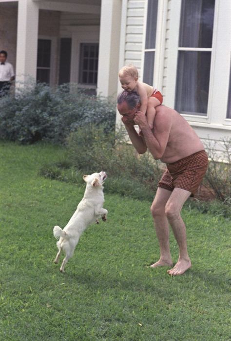 LBJ and his dogs. LBJ loved dogs. Especially his two Beagles 'Him' and 'Her.' He was widely criticised for his handling however, as he would lift them by the ears. Lady Bird Johnson, Lady Bird, United States Of America, Cool Photos, United States, History, Dogs, Quick Saves