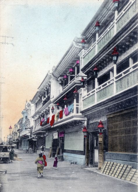 Late Meiji-era Tokyo | Yoshiwara brothels, circa 1910. Vintage Tokyo, Meiji Restoration, Japanese Literature, Edo Era, Japanese Castle, Retro Pictures, Meiji Era, Japanese History, Old Japan