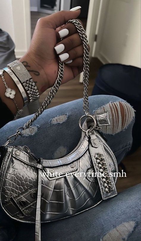 Cute Purses Black Women, Cute Purses Aesthetic, Luxury Bags Collection, Purse Essentials, Rich Girl Lifestyle, Handbag Essentials, Girly Bags, Fancy Bags, Girly Accessories