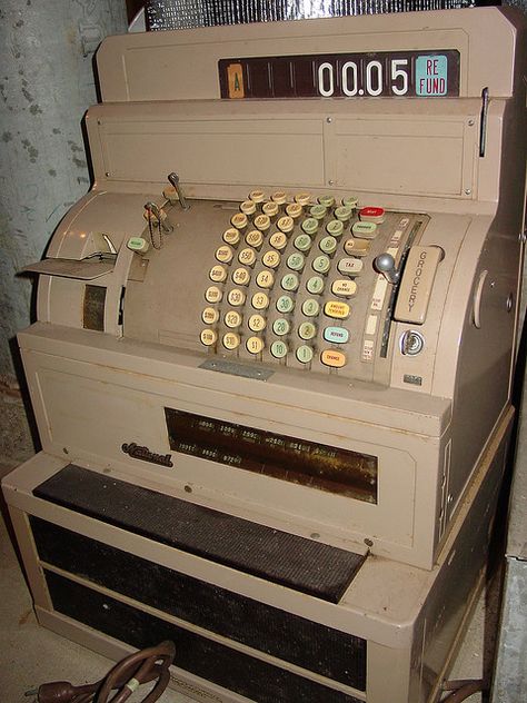 Cuando era peque e iba al super con mis papás me encantaba ver a las cajeras como tecleaban los precios de cada artículo comprado. Ahí si podía haber "error de dedo" Old Cash Register, The Judds, National Cash Register, Juke Box, Childhood Memories 70s, Good Old Days, Cash Register, Vintage Memory, Old Days