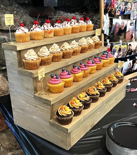 Diy 3 Tier Basket Stand, Diy Wood Food Display, Diy Large Cupcake Stand, Diy Wood Cupcake Stand, Bake Stand Ideas, Cupcake Stairs, Cupcake Display Ideas Diy, Cupcake Stands Diy, Ged Graduation