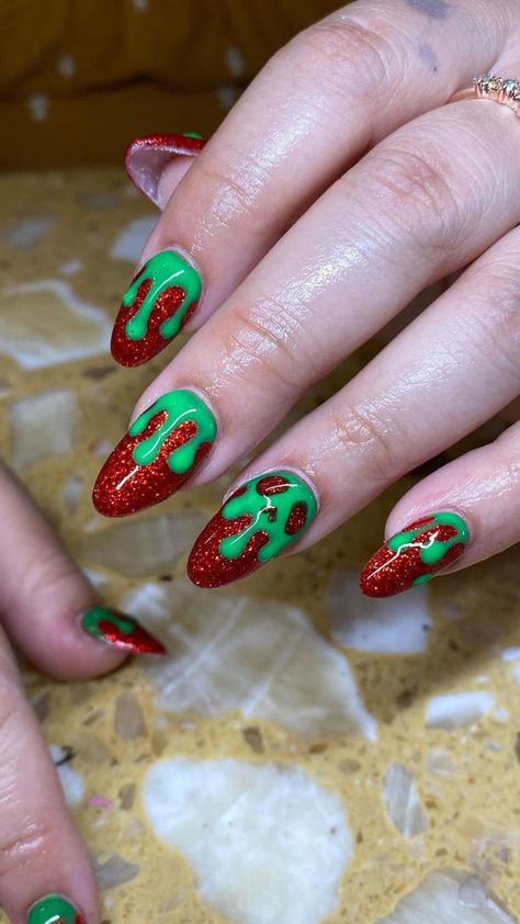 20 Magical Disney-Inspired Fall Nail Ideas You’ll Want to Try Now | Lookosm Posion Apple Nail Art, Disney Evil Queen Nails, Villain Nails Disney, Snow White Nails Designs Disney, Evil Queen Nails Disney, Brain Nail Art, Disney Villain Nail Art, Poison Apple Aesthetic, Snow White Nails Designs