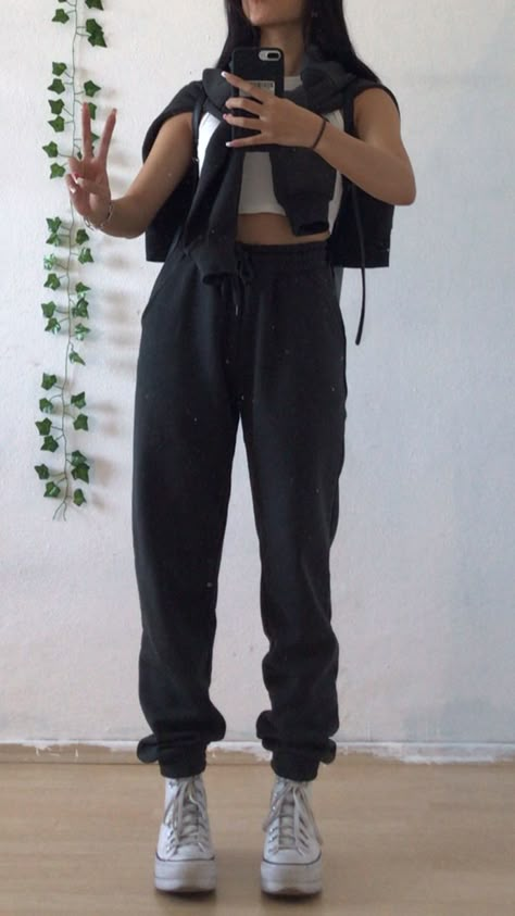 Sweatpants And Crop Top Outfits, Black Sweatpants Outfit, Hoodie Outfit Aesthetic, Black Hoodie Outfit, Hoody Outfits, Everyday Fashion Outfits, Black Sweatpants, Crop Top Outfits, Tween Outfits