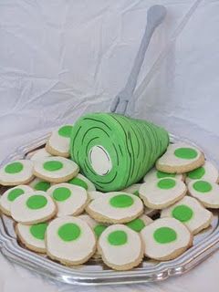 Green eggs and ham cookies.  Great for a Dr. Suess shower. Dr Seuss Treats, Cupcakes For School, Celebrate Dr Seuss Birthday, Dr Seuss Cupcakes, Dr Seuss Snacks, Seuss Cupcakes, Dr Seuss Costumes, 39 Birthday, Dr Seuss Party Ideas