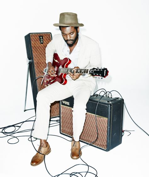 Hudba a štýl. Gary Clark Jr.  v bielom obleku Armani. Pánske hodinky http://www.1010.sk/kategoria/armani/panske-hodinky-armani/ Music Photoshoot, Gary Clark Jr, Musician Portraits, Musician Photography, Gary Clark, Guitar Hero, African Diaspora, Linen Suit, Blues Rock