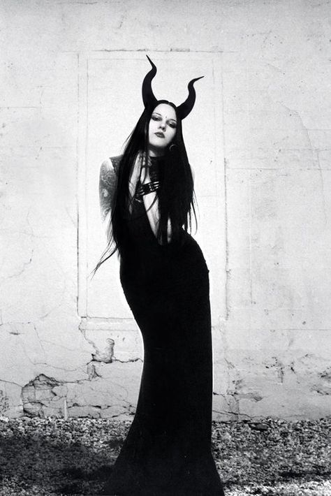 Demonic Photoshoot, Demon Photoshoot, Religious Horror, Woman With Horns, Witch Demon, Dungeon Synth, Photoshoot Moodboard, Мотоциклы Harley Davidson, Flash Ideas