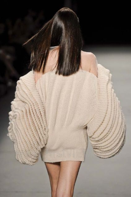 knitwear ottoman stitch Knitwear Couture, Sculptural Knitwear, Knitwear Runway, Runway Knitwear, Sculptural Fashion, Knitwear Inspiration, Oversized Sleeves, Knit Art, 3d Fashion