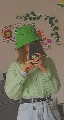 Froggy Outfit, Kidcore Outfit, Bucket Hat Outfit, Movie Bloopers, Frog Costume, Kidcore Aesthetic, Estilo Indie, Indie Aesthetic, Sun Hats For Women