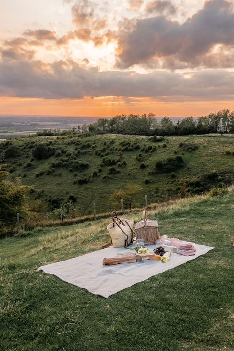 Picnic Sunset Aesthetic, Picnic In Nature, A Picnic Aesthetic, Date In Nature, Sunset Picnic Aesthetic, Sunset Picnic Date, Picnic Place, Inspo For Instagram, Girls Picnic