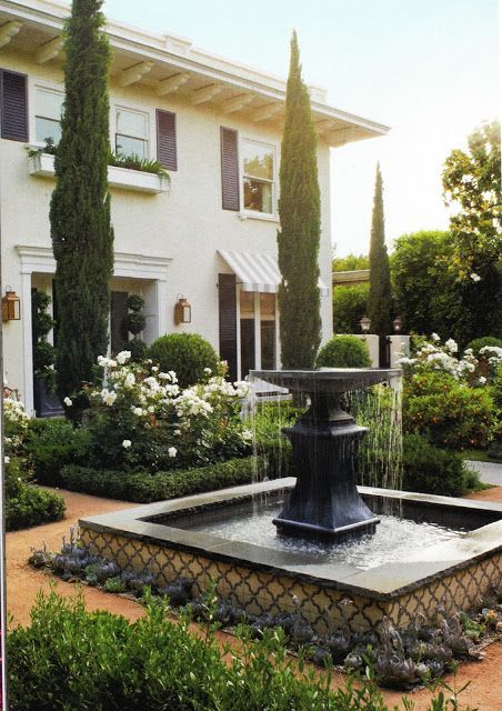 Square fountain. Courtyard Landscaping Ideas, Front Yard Courtyard, Tuscan Style Garden, Courtyard Landscaping, Tuscan Garden, Tuscan Landscaping, Outdoor Fountain, Italian Garden, Garden Fountain