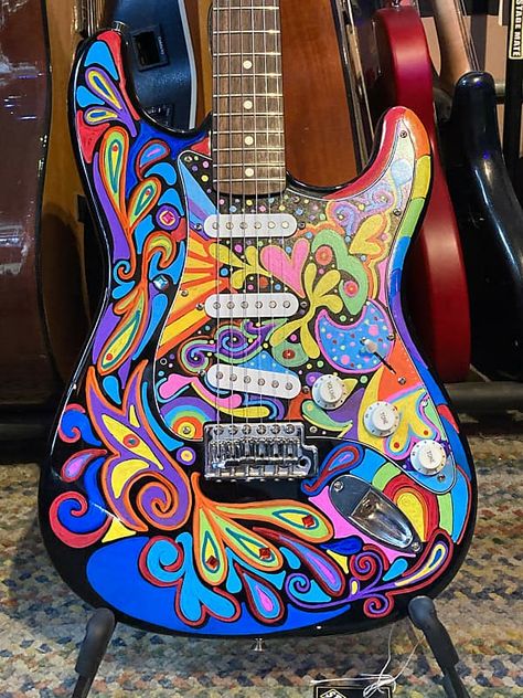 Painting On Guitar Ideas, Bass Artwork, Painted Instruments, Guitar Finishes, Instrument Art, Guitar Artwork, Monogram Wallpaper, Guitar Designs, Art Guitar