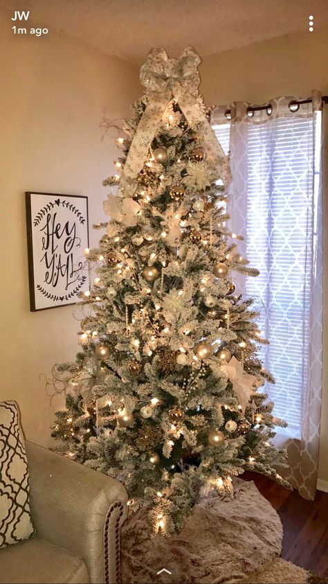 Frosty Christmas Tree Decorating Ideas, Frosted Tree Christmas, Flock Christmas Tree Decorated, Flock Tree Decoration Ideas, Snow Flocked Christmas Tree Decor, Decorate A Flocked Christmas Tree, Flocked Tree Decorating Ideas, Flocked Christmas Tree Decor, Flocked Christmas Tree Ideas