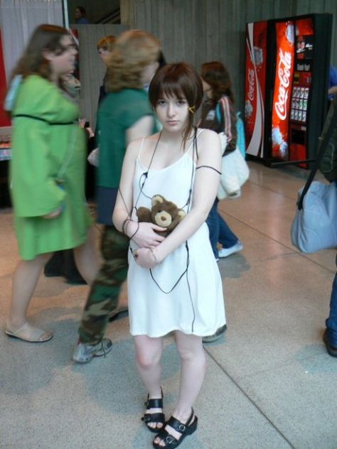 Serial Experiments Lain cosplay Lain Iwakura Cosplay, Lain Pilled, Lain Cosplay, Halloween Character Ideas, Lain Serial Experiments, Lain Iwakura, Cosplay Couple, Animecore Webcore, Serial Experiments Lain