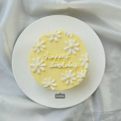 Yellow Cake Design Simple, Yellow Aesthetic Cute, Aesthetic Pastel Yellow, Korean Style Cake, Soft Yellow Aesthetic, Aesthetic Lemon, Pastel Yellow Aesthetic, Desserts Aesthetic, Small Birthday Cakes