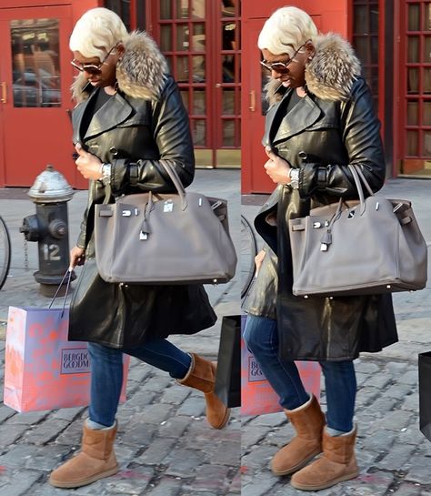 10 Celebrities Show How to Wear Ugg Boots with Jeans Ugg Boots Outfit Black Women, Ugg Boots With Jeans, Tall Ugg Boots Outfit, Outfits With Black Uggs, Uggs With Jeans, Ugh Outfits, How To Wear Ugg Boots, Style Ugg Boots, City Girl Fashion