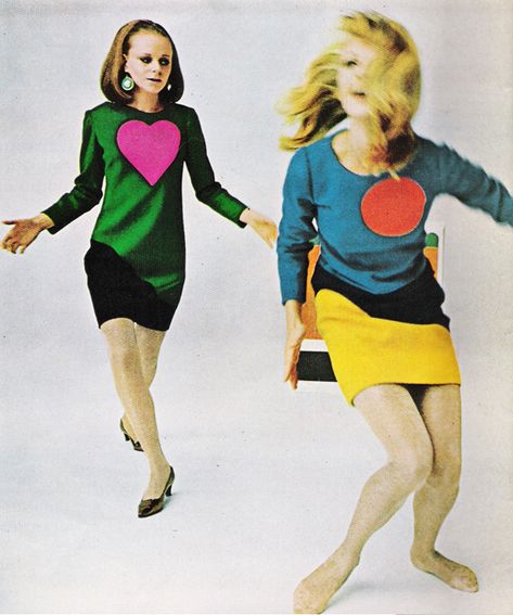 Fashion editorial for Life magazine featuring YSL's 1966 pop art collection Power Fashion, Art Dresses, Pop Art Fashion, 1960 Fashion, 60s 70s Fashion, Mary Quant, Fashion 1960s, Lauren Hutton, 1960s Mod