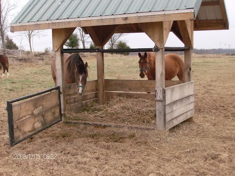 Swing gate allows for hay to be off ground/ easy clean- out and reload. Round Bale Feeder, Barn Makeover, Hay Feeder For Horses, Horse Feeder, Goat Shelter, Farm Hacks, Horse Farm Ideas, Horse Paddock, Horse Hay