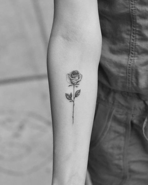 Fine line rose tattoo on the right inner forearm. Single Rose Tattoo, Small Rose Tattoo, Small Flower Tattoos, Inspiration Tattoos, Diy Tattoo, Single Rose, Little Tattoos, Trendy Tattoos, Line Tattoos