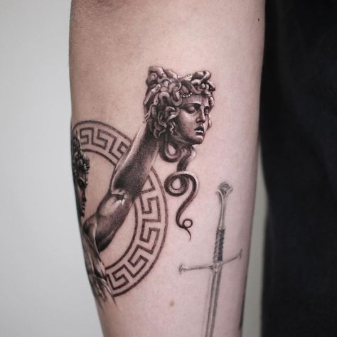 Zlata Kolomoyskaya | My play on Perseus with Head of Medusa by Benvenuto Cellini 6h #medusa #perseus #medusagorgon #cellini #sculpture #sculpturetattoo... | Instagram Perseus And Medusa Tattoo, Medusa Perseus, Medusa Tattoo Stencil, Perseus Medusa, Perseus And Medusa, Head Of Medusa, Medusa Tattoo Design, Medusa Gorgon, Medusa Tattoo