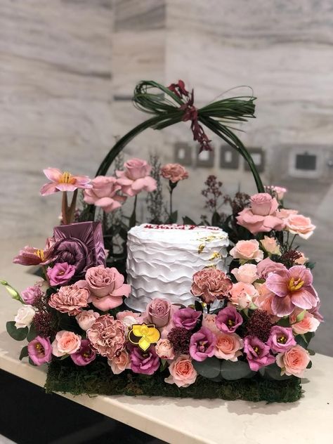 Cake Box With Flowers, Cake And Flower Box Gift, Flower Bouquet Cake, Luxury Flower Arrangement, Bridal Gift Wrapping Ideas, Flower Box Gift, Flower Gift Ideas, Gateaux Cake, Birthday Cake Ideas