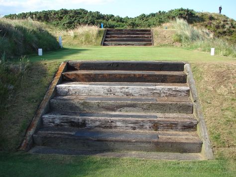 Sleeper Steps, Railway Sleepers Garden, Steep Gardens, Sleepers In Garden, Landscape Stairs, Deck Steps, Railway Sleepers, Home Decor Retro, Garden Stairs