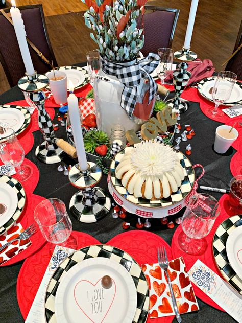 20 BANQUET OR EVENT TABLE CENTERPIECE IDEAS Talking Flowers, Alice In Wonderland Decorations, Alice In Wonderland Tea Party Birthday, Tea Party Table, Alice Tea Party, Alice In Wonderland Wedding, Mad Hatter Party, Tafel Decor, Alice In Wonderland Birthday