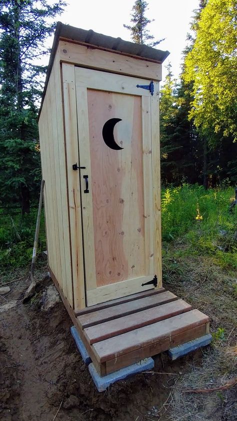 Out Houses Toilet Plans, Outhouse Door Ideas, Diy Out House, Outdoor Toilet Outhouse, Diy Outhouse Plans, Simple Outhouse Plans, Outhouse Bathroom Ideas, Simple Outhouse, Outhouse Diy