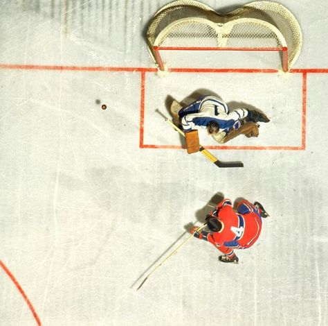 Hockey Painting, Sports Illustration, Picture References, Hockey Art, Hockey Pictures, Vintage Hockey, Sport Illustration, Wine Art, Sports Art