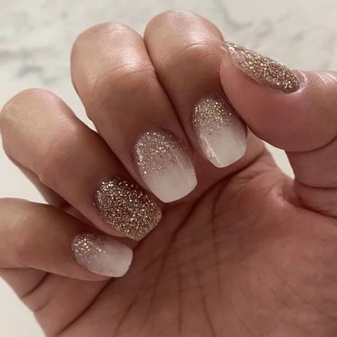 Gold Glitter Nails, Smink Inspiration, Cute Gel Nails, Sparkle Nails, Short Acrylic Nails Designs, New Year's Nails, Dipped Nails, Xmas Nails, Fancy Nails